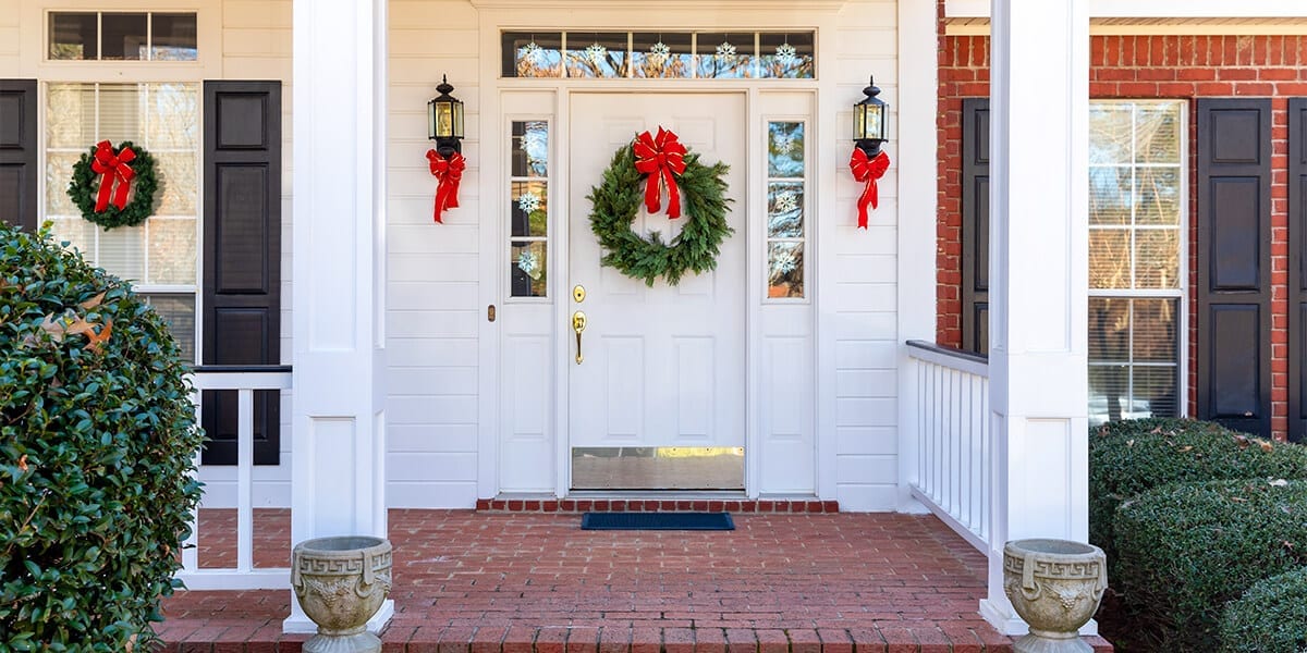 platt-hill-holiday-decor-hotspots-christmas-front-door