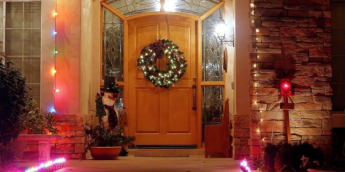 platt-hill-holiday-lighting-guide-2020-front-door-wreath-lights