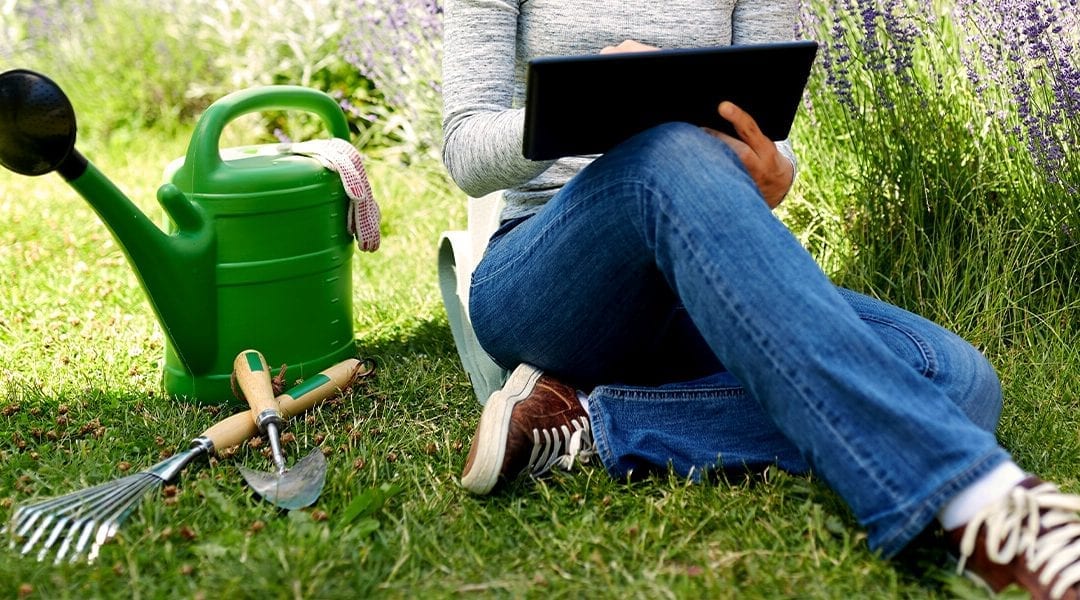 platt-hill-2021-garden-bloggers-influencers-woman-holding-tablet-in-garden