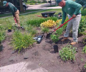 landscapers planting garden-Platt Hill Nursery-Chicago